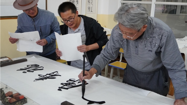 畫家團隊走進迪慶 將書畫藝術(shù)融入旅游景區(qū)和美麗村鎮(zhèn)建設(shè)中