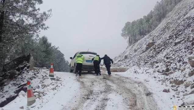 贊！迪慶交警抗冰雪保暢通