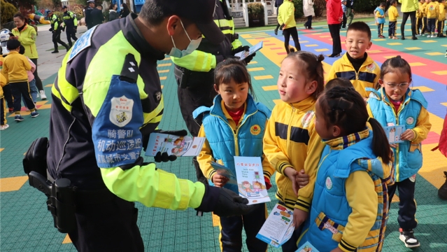 香格里拉警幼攜手齊發(fā)力  把安全“寫”進(jìn)孩子們的心里