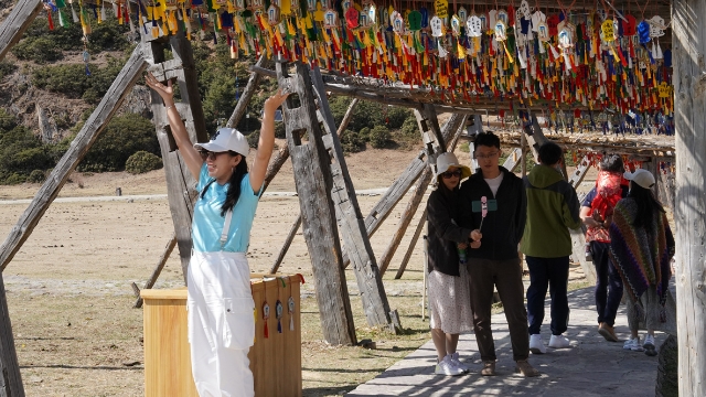 “五一”小長假前三日，普達(dá)措國家公園客流量上萬