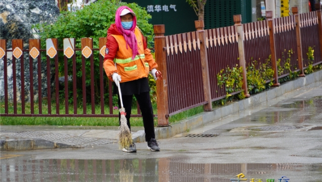 香格里拉市環(huán)衛(wèi)工人雨中清掃街道