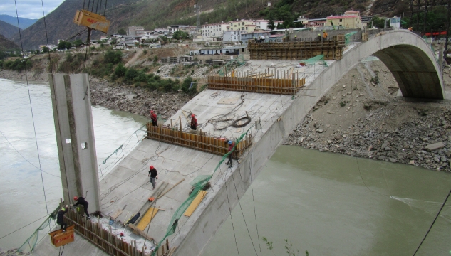 五境金沙江大橋建設(shè)單位正抓緊施工