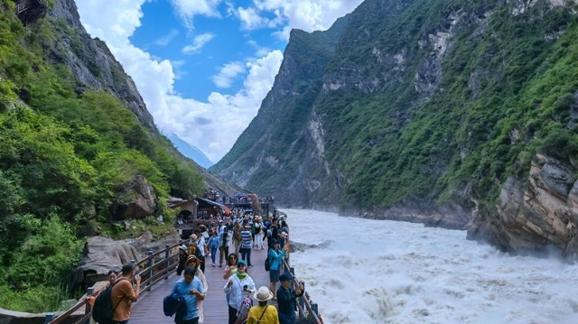 香格里拉虎跳峽迎來旅游小高峰