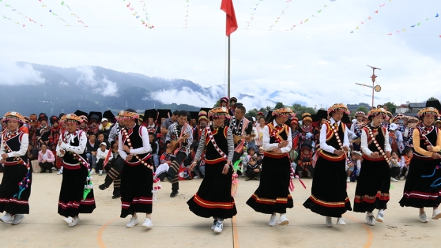 點(diǎn)燃感恩火把 慶祝建黨百年