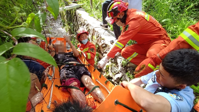 老人江邊納涼垂釣被困 消防緊急救援