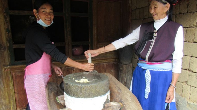 塔城鎮(zhèn)啟別村哈達村民在自家豆花作坊磨豆腐