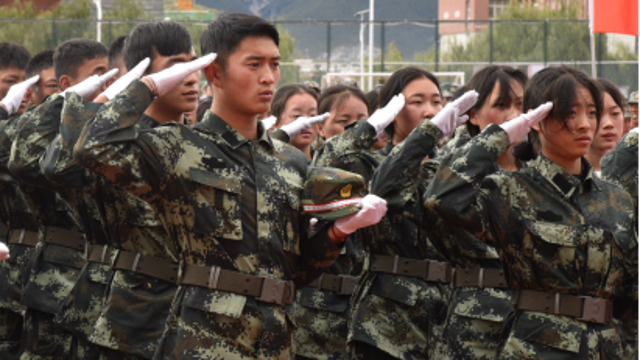 請檢閱，州民專軍訓匯報表演！