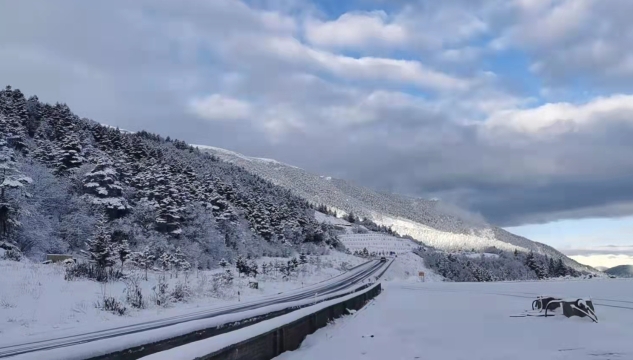 過(guò)往白馬雪山的駕駛員，請(qǐng)攜帶防滑鏈