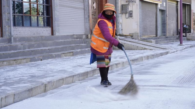 降雪后，香格里拉環(huán)衛(wèi)工掃雪不停歇