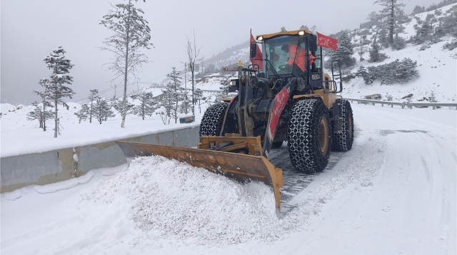 德欽公路分局“浴雪”奮戰(zhàn)保暢通