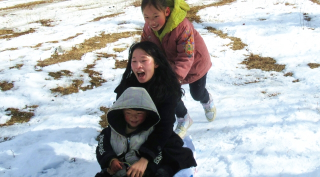 雪后，這里成了孩子們的“滑雪場”