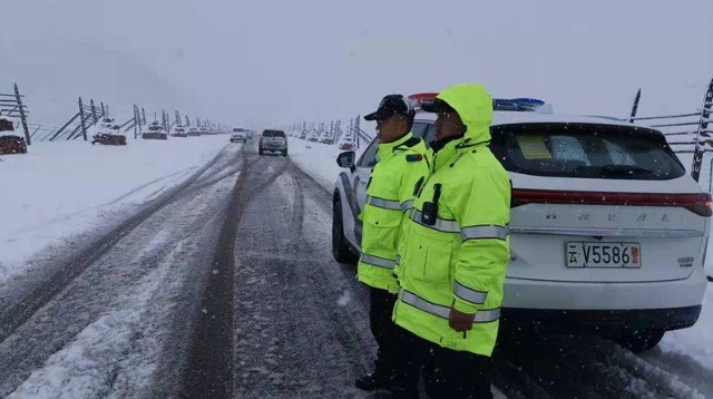 香格里拉交警開(kāi)展道路交通安全管控行動(dòng)