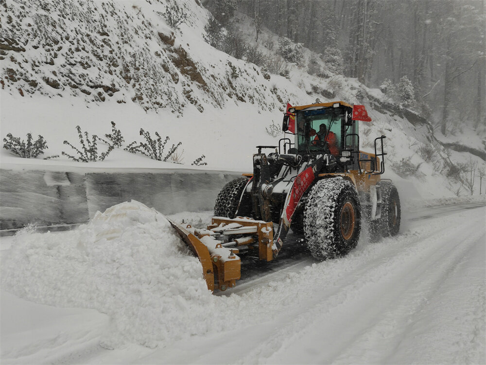 【網(wǎng)絡中國節(jié)?春節(jié)】德欽縣白馬雪山路段因降雪實行交通管制