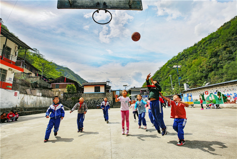 巴坡小學(xué) 孩子們打籃球（怒江報(bào)社 高玉生）.jpg