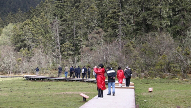 普達(dá)措國(guó)家公園景區(qū)迎客來(lái)