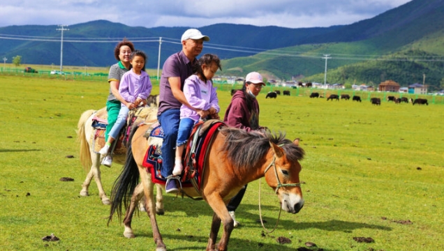 進(jìn)入旅游旺季，迪慶高原“熱”起來(lái)了