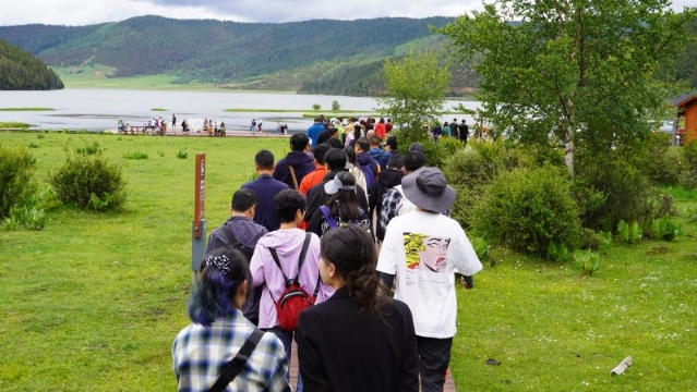 普達措國家公園暑期旅游持續(xù)升溫