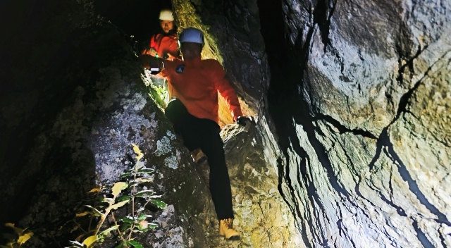 德欽縣消防救援大隊星夜營救被困驢友