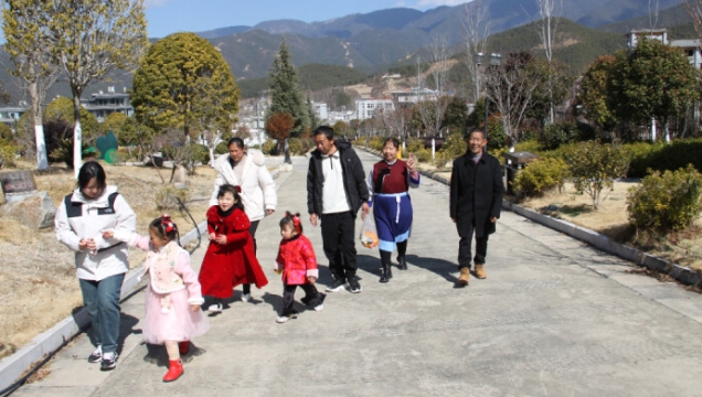 【錦繡中國(guó)年】維西居民帶小孩到公園游玩