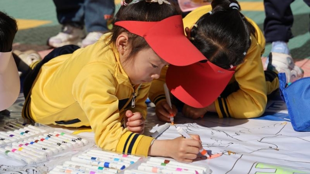 州幼兒園開展安全教育長卷繪畫活動