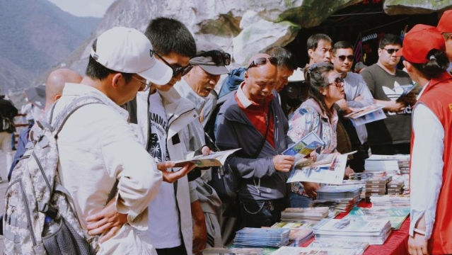 香格里拉虎跳峽旅游經(jīng)營(yíng)有限公司在上虎跳景點(diǎn)集散服務(wù)中心開(kāi)展文旅宣傳推介活動(dòng)