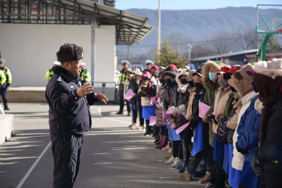 香麗高速公路交巡警大隊深入香格里拉市小中甸鎮(zhèn)團結村、和平村、聯(lián)合村，開展“禁止行人上高速”主題宣傳