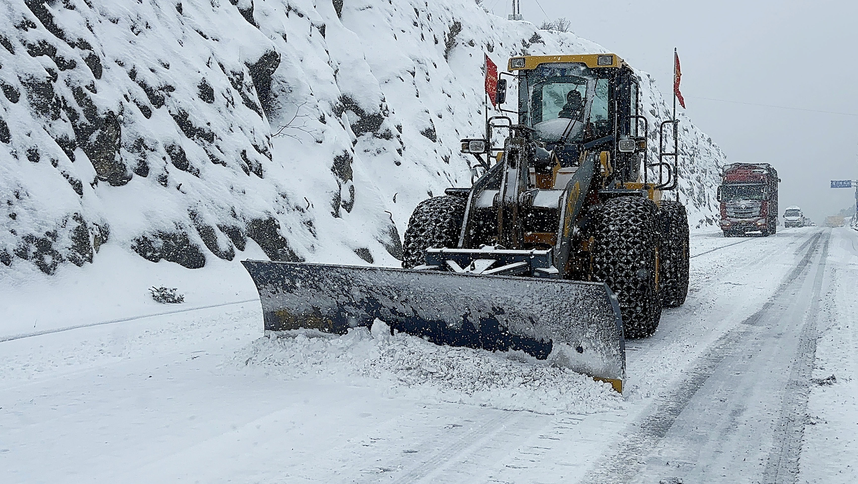 迪慶公路局雪天保暢通