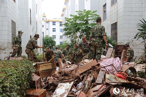 武警官兵正在清掃淤泥。（華坪縣政府新聞辦 供圖）