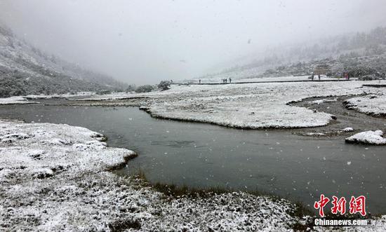 四川甘孜州稻城亞丁九月飄雪銀裝素裹(圖)