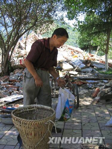 7月5日，北川縣城的一位居民在縣城內(nèi)尋找自己的物品。當(dāng)日，記者經(jīng)特許進(jìn)入地震重災(zāi)區(qū)北川縣城采訪，用相機(jī)記錄下北川縣城的現(xiàn)狀。 