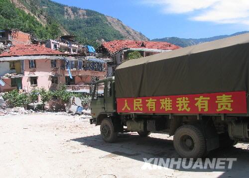 防化兵某部的軍車停在北川縣城內(nèi)（7月5日攝）。7月5日，記者經(jīng)特許進(jìn)入地震重災(zāi)區(qū)北川縣城采訪，用相機(jī)記錄下北川縣城的現(xiàn)狀。